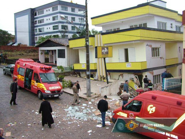 Prédio desaba e quatro apartamentos caem no rio em SC