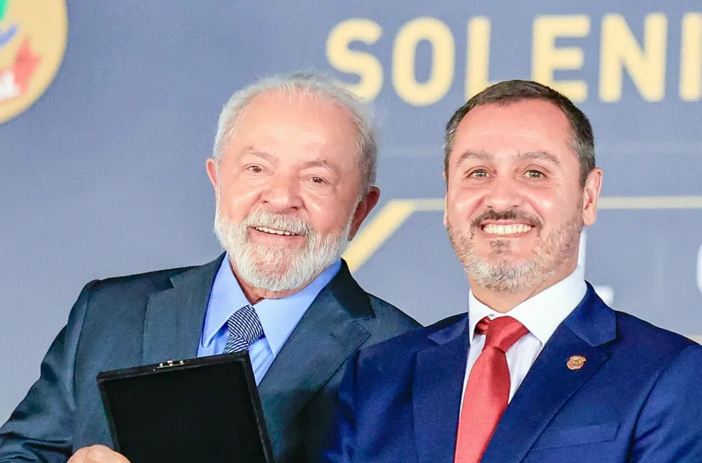 Quem é o diretor da PF que quer vigia dentro da casa de Bolsonaro