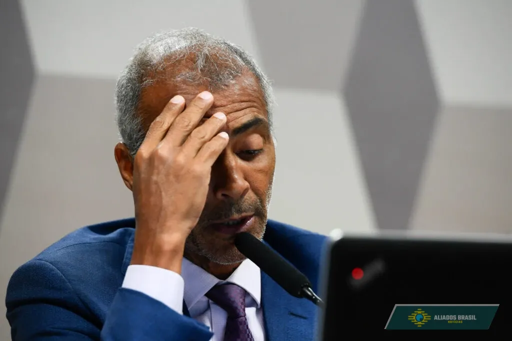 Romário apaga fotos com Jair Bolsonaro e deixa de segui-lo