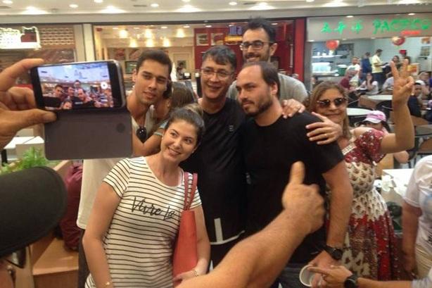 SC: Casal é vaiado em shopping ao tentar hostilizar Carlos Bolsonaro