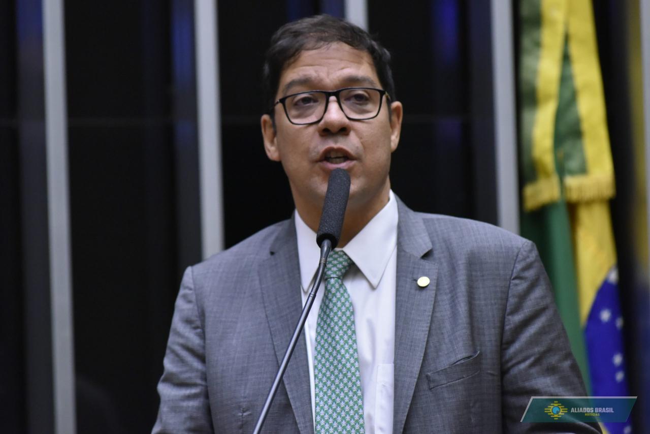 'Se Hugo Motta se ausentar do país, eu vou pautar anistia', diz vice-presidente da Câmara