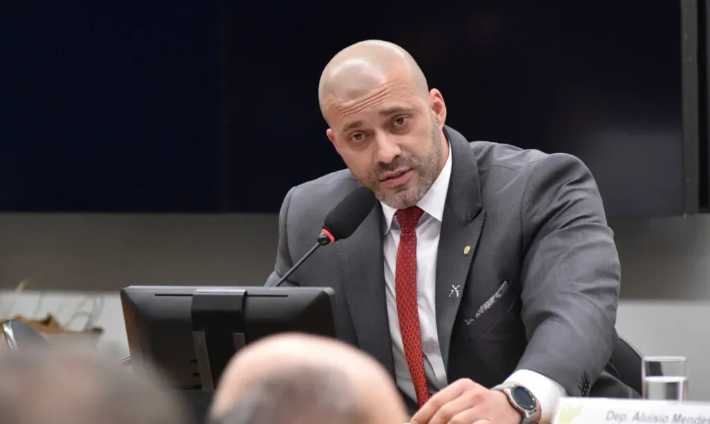 Silveira pede progressão para regime aberto após cursos e livros