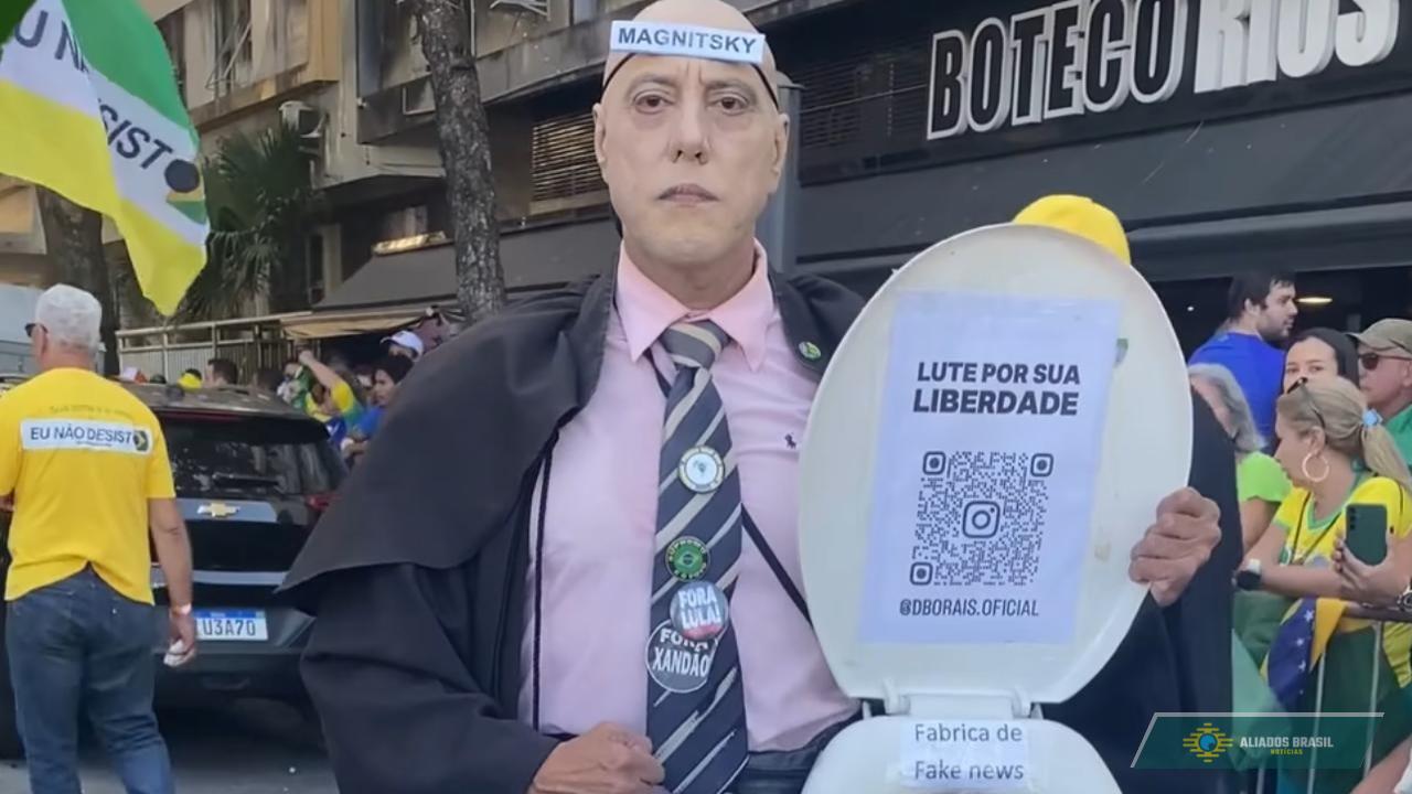 Sósia de Alexandre de Moraes veste fralda e toga em manifestação no Rio