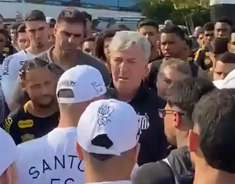 Torcida do Santos invade CT Rei Pelé após goleada para o Vasco; ASSISTA!