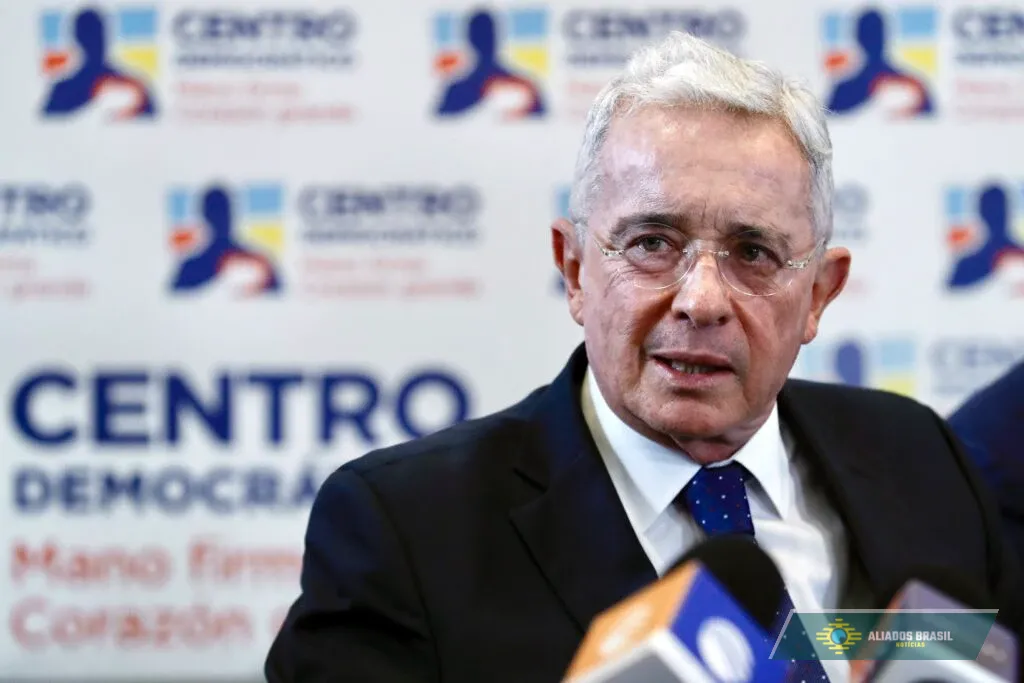 Uribe, ex-presidente da Colômbia, é condenado a 12 anos de prisão