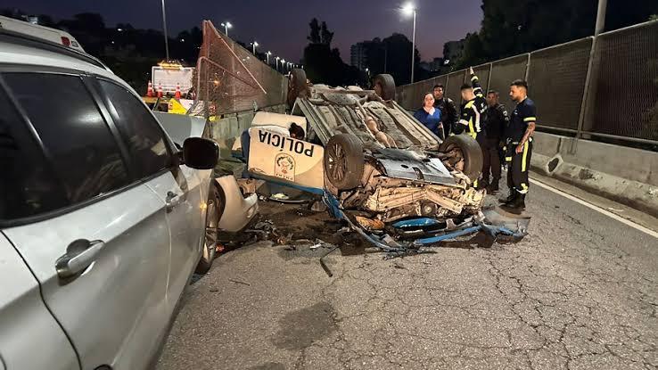 Viatura da PM é atingida por carro em alta velocidade no Rio de Janeiro