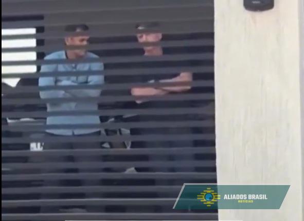 VÍDEO: Bolsonaro aparece na garagem de casa durante prisão domiciliar imposta por Moraes