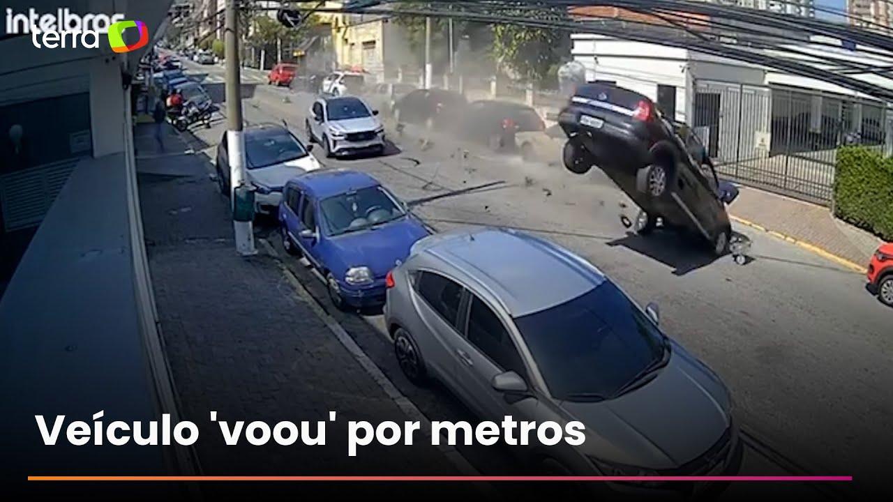 Vídeo: Caminhonete capota e bate em 10 veículos na Vila Guilherme, Zona Norte de SP