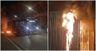 VÍDEO: Criminosos incendeiam ônibus lotado de passageiros em protesto contra reintegração em Parelheiros, Zona Sul de SP