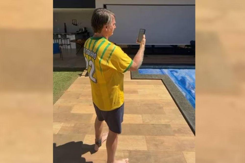 VÍDEO: Em casa e de tornozeleira, Bolsonaro acompanha atos do Reaja, Brasil por meio de videochamada