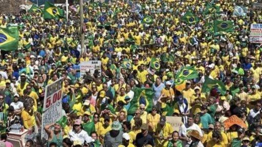 Vídeo: Multidão ocupa o Farol da Barra em ato contra Moraes e Lula