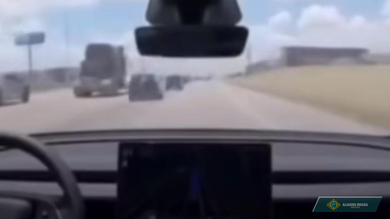 FEITO INÉDITO: carro da Tesla, sai zero da fábrica e vai sozinho até a casa do dono; VEJA VÍDEO