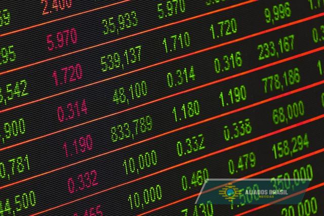 Ibovespa cai e dólar sobe em dia de tensão política no Brasil e EUA