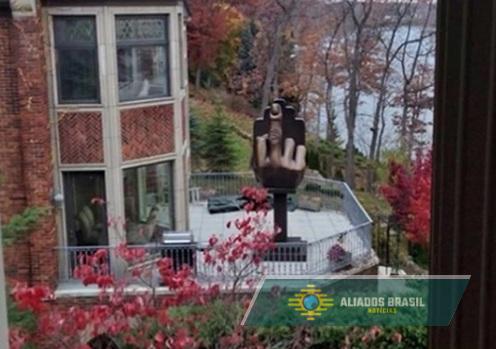 Homem comprou casa ao lado da ex-mulher e ergueu uma estátua com o dedo do meio para que ela pudesse ver todos os dias