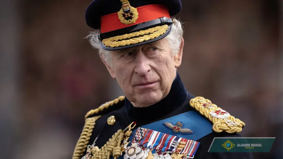 Rei Charles 3º retira título de princípe de Andrew após envolvimento com Epstein