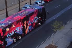 Acidente com ônibus de cantora sertaneja deixa 23 feridos em SP