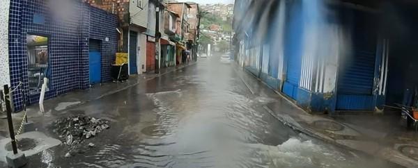 Alagamentos, deslizamento e queda de árvore: chuva em 1h atinge 75% do previsto para o mês em Salvador