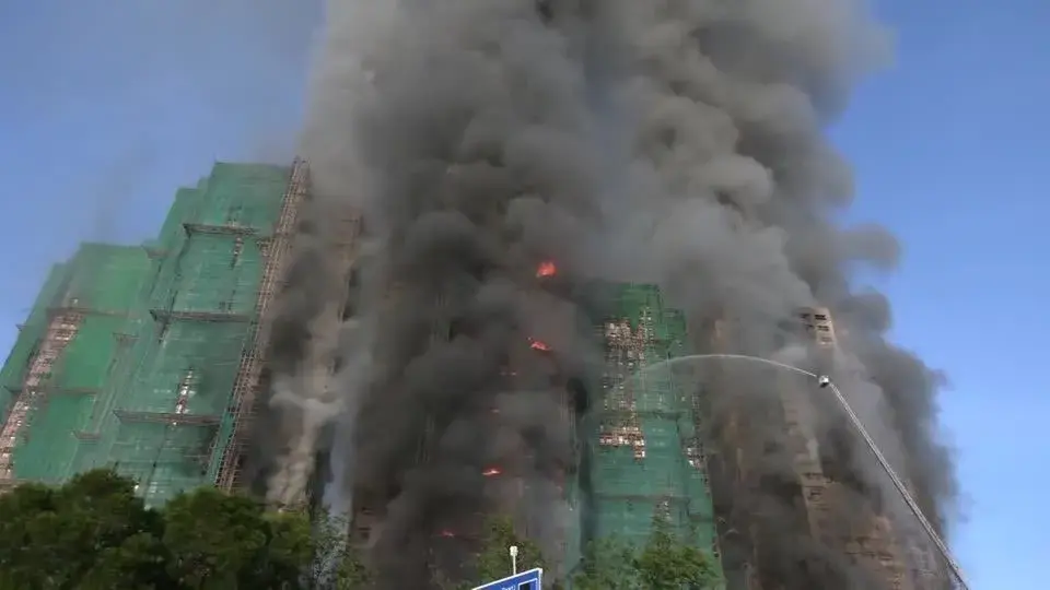 Após 2 dias, bombeiros concluem combate ao incêndio que atingiu conjunto de arranha-céus em Hong Kong; 128 pessoas morreram