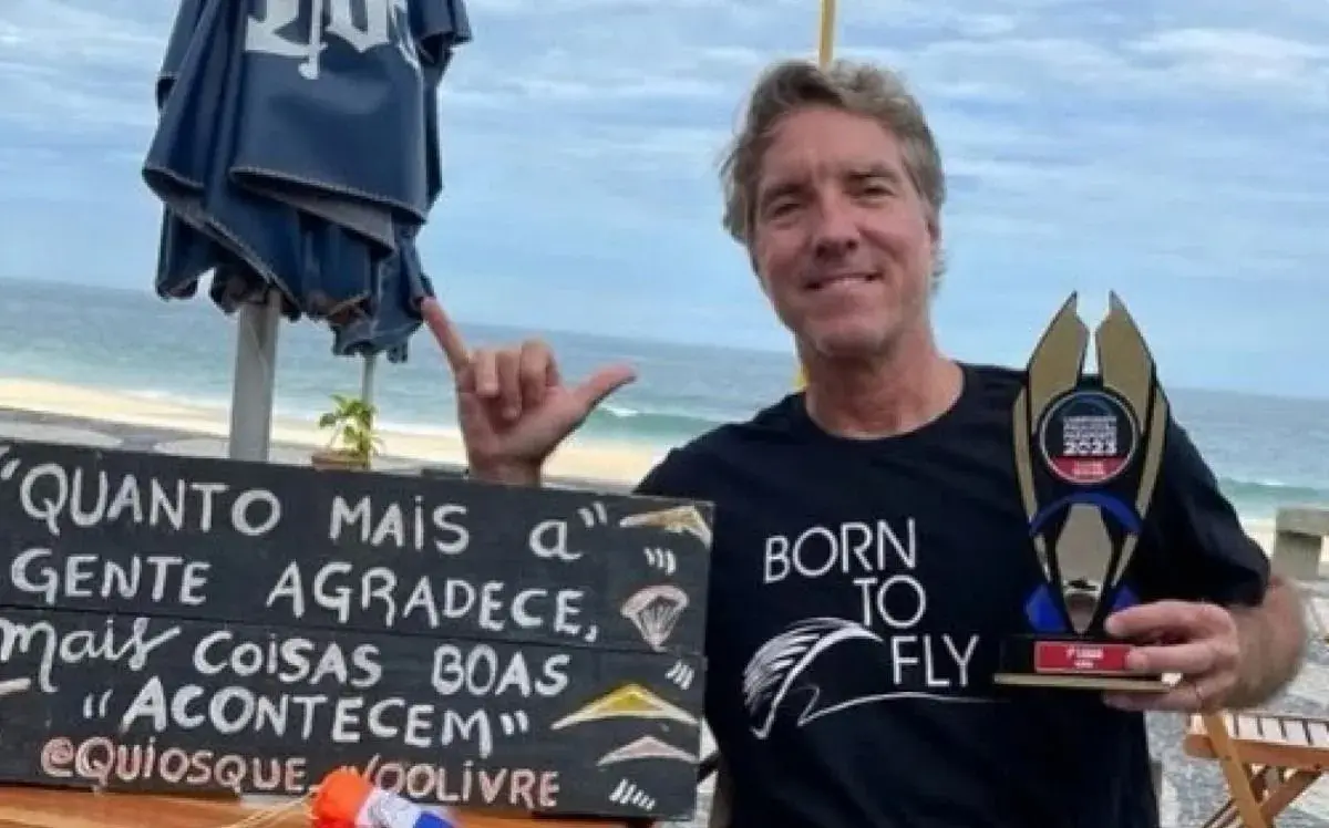 Bicampeão de asa-delta morre ao colidir parapente contra prédio no Rio