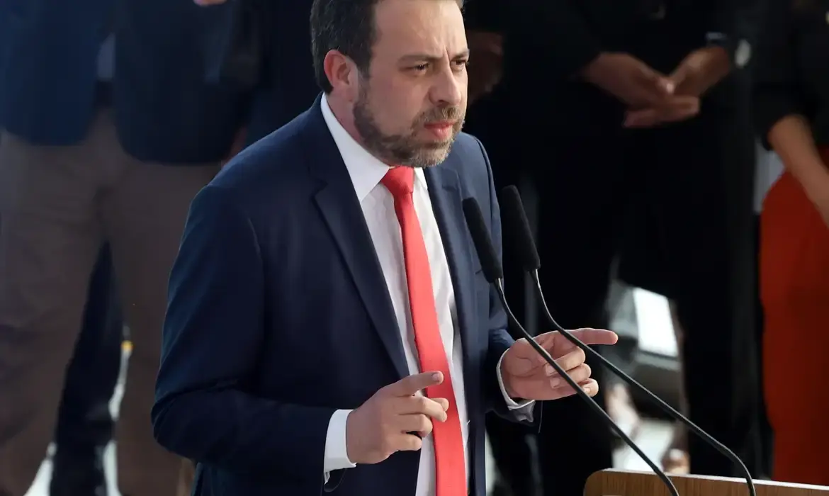 Boulos coloca militante do MTST como secretária de Juventude