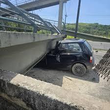 Caminhão derruba passarela, e motorista de carro morre esmagado na BR-116, em Magé