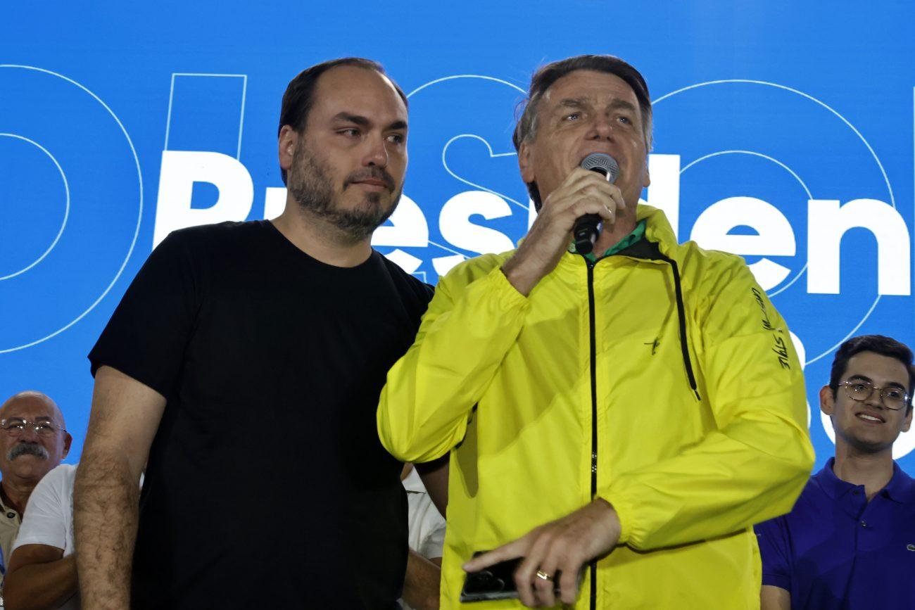 Carlos Bolsonaro se desespera nas redes sociais: ‘A família não tem informação há 2 dias’