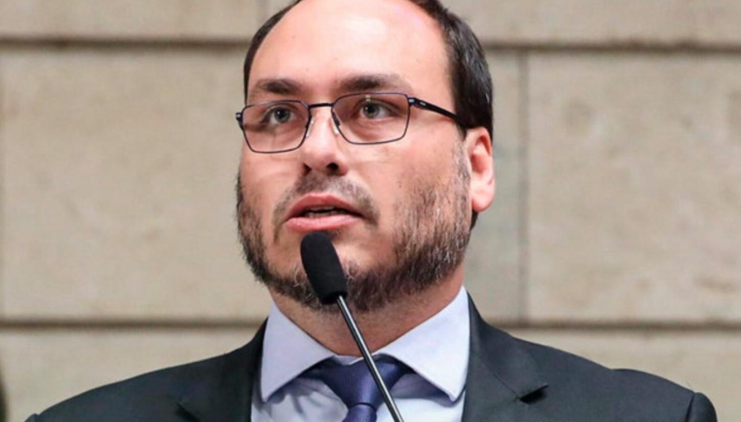 Carlos Bolsonaro anuncia pré-candidatura: “Não é simples escolha do meu pai”