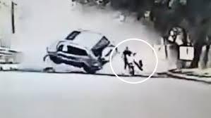 Carro perde o controle, capota várias vezes e por pouco não derruba motociclista