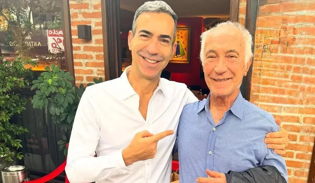 César Tralli surpreende com semelhança ao posar com o pai
