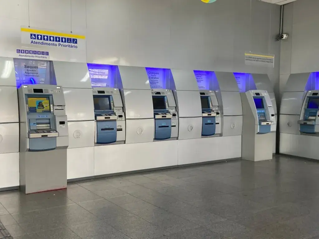 Clientes denunciam fraude com ‘chupa-cabra’ em caixas eletrônicos na Zona Oeste do Rio