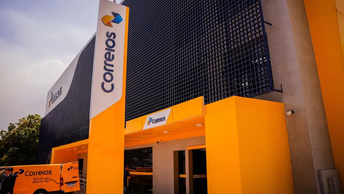 Correios avaliam demissão de 10 mil funcionários para ajustar contas