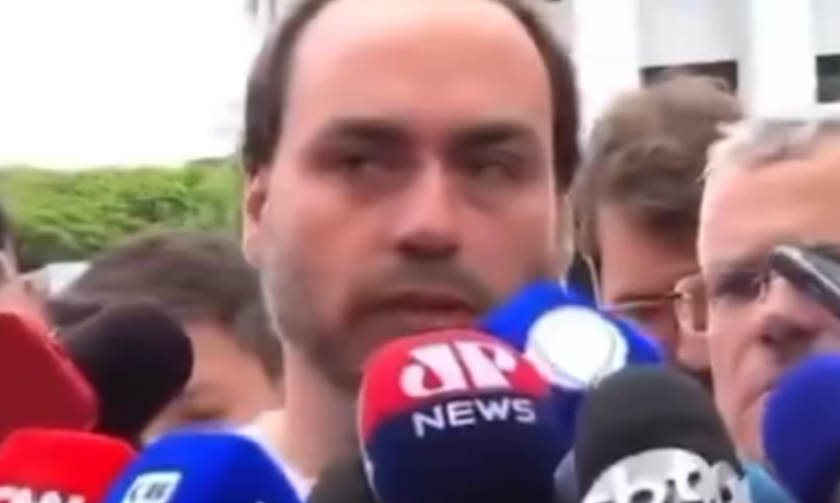 “Devastado psicologicamente”: Veja o que disse Carlos Bolsonaro após visitar o pai na PF