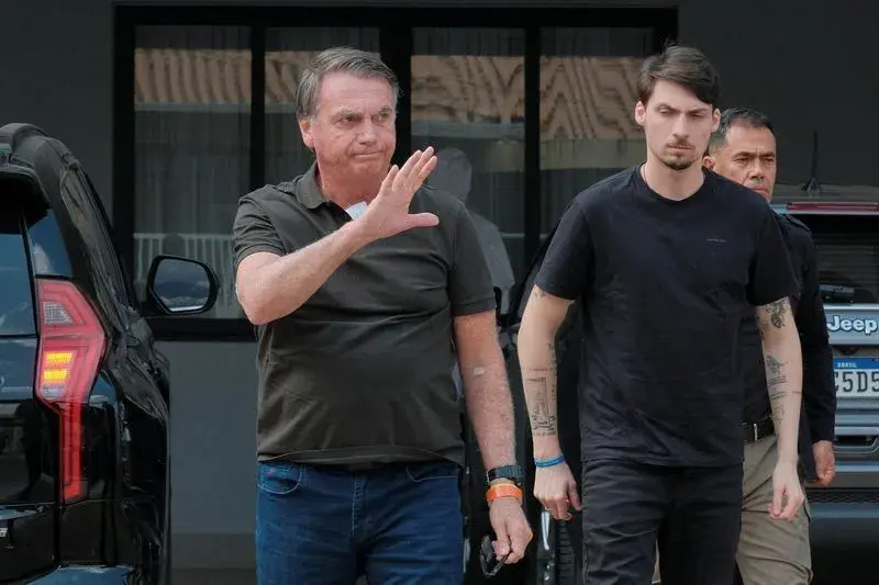 Médicos São Chamados Após Bolsonaro Apresentar Soluço Intenso na PF