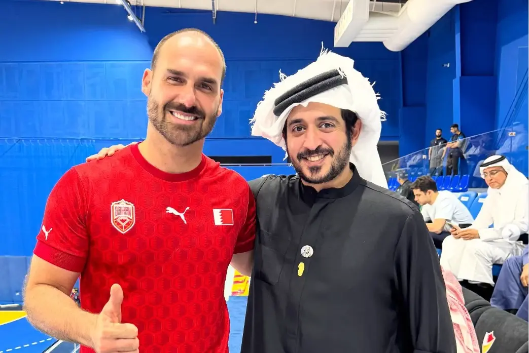 Eduardo viaja ao Bahrein, no Oriente Médio, e encontra sheikh