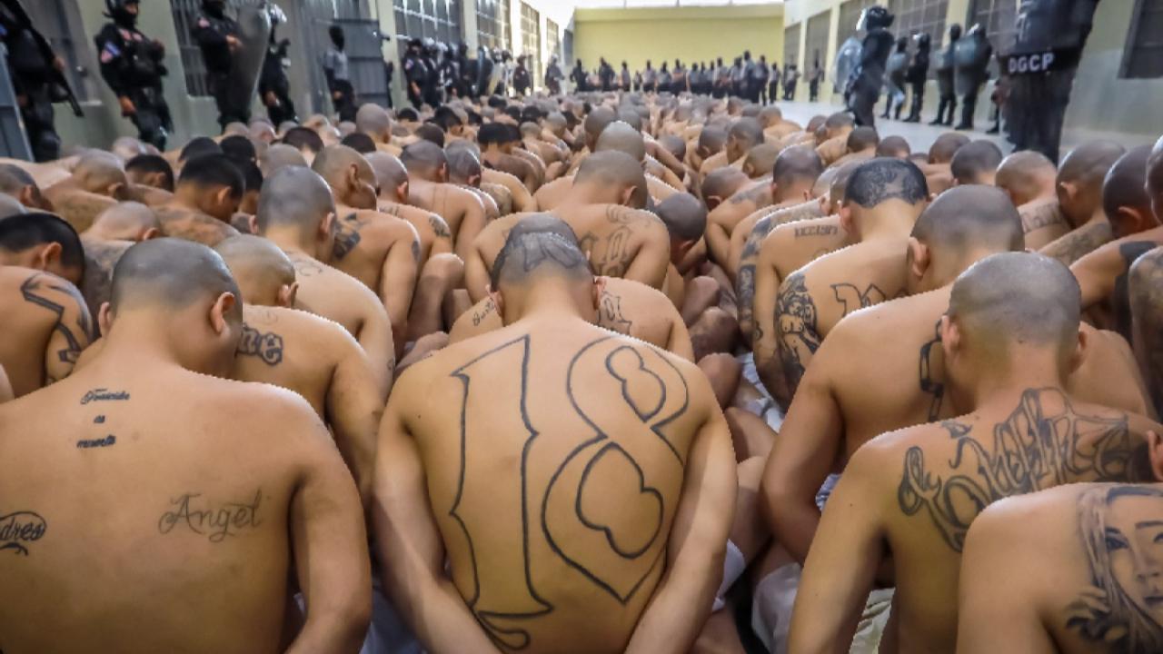 El Salvador exibe criminosos recebendo tratamento rigoroso da lei dentro do presídio; VEJA VÍDEO