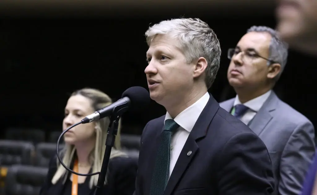 Emenda que proíbe presos de votarem é aprovada na Câmara