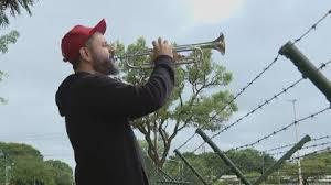 Trompetista toca marcha fúnebre em frente à sede da PF após prisão de Bolsonaro
