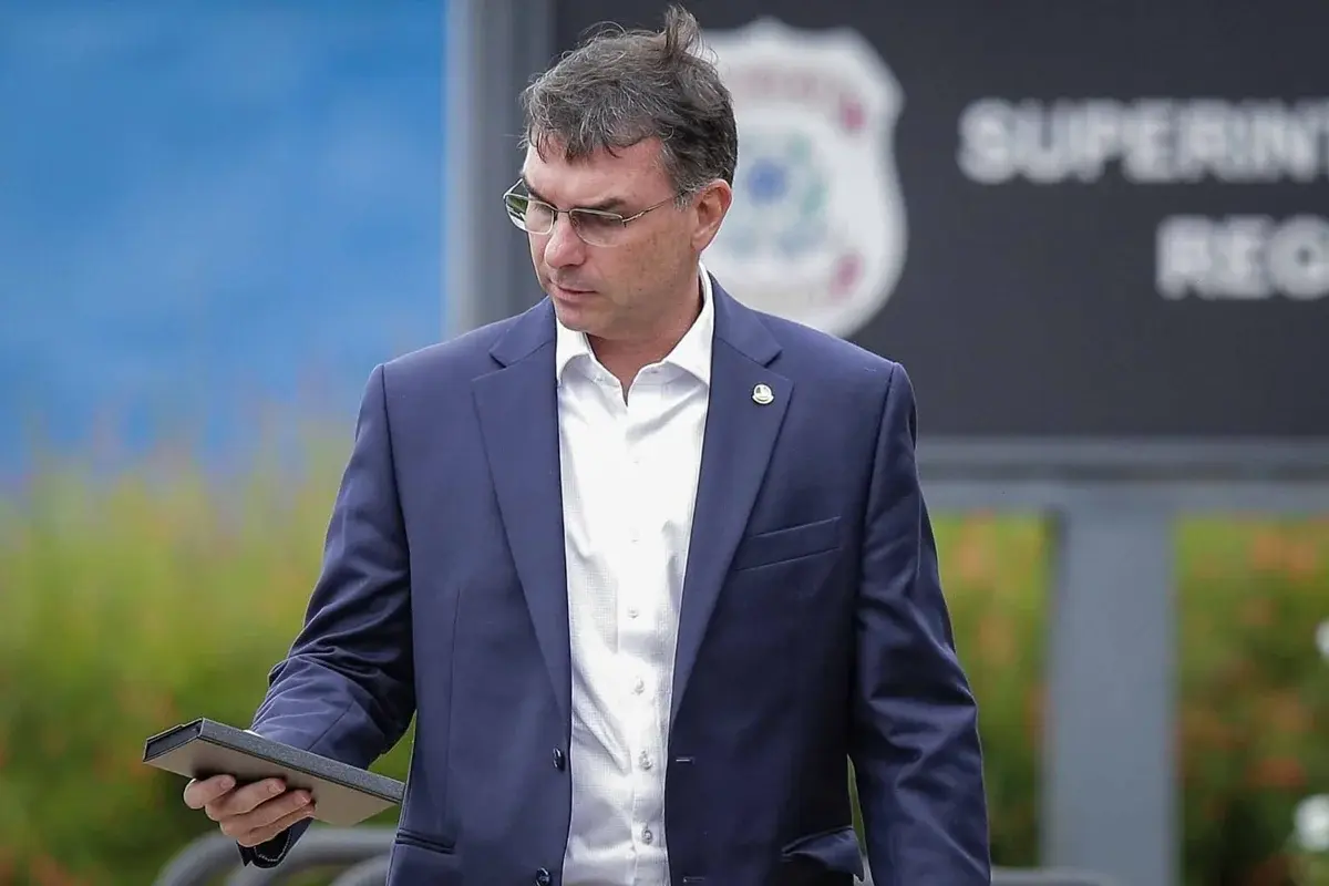 Flávio Bolsonaro assume conversa com Paulinho da Força por anistia