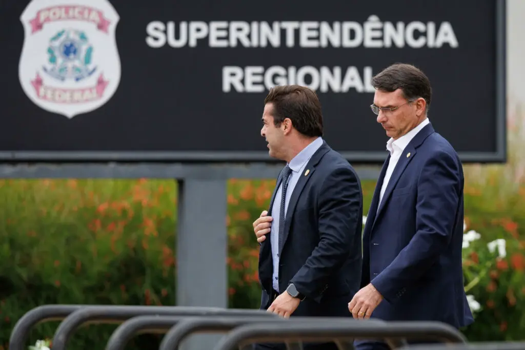 Flávio diz que impediram família de levar comida a Bolsonaro