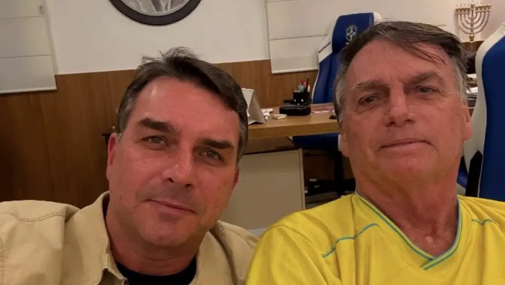 Flávio explica suspensão de salário de Bolsonaro no PL: “Lei”