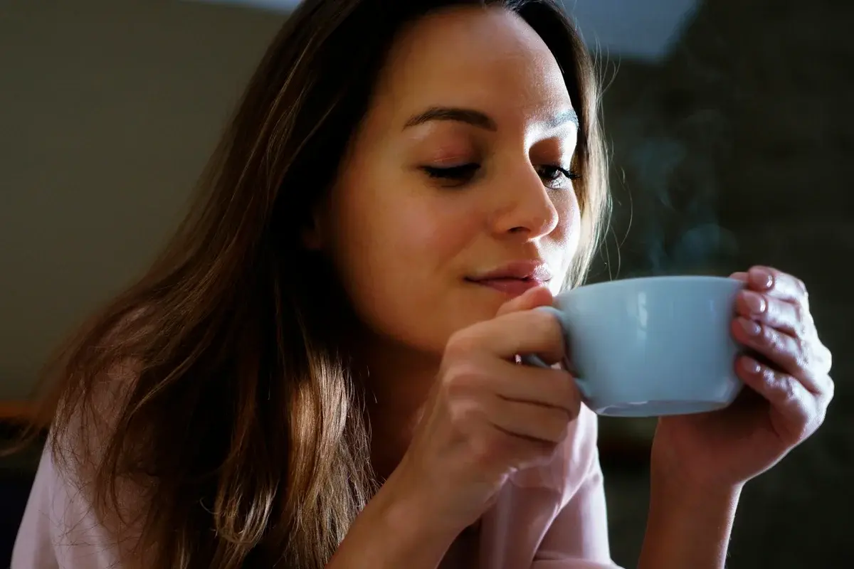 Gordura no fígado: chá feito de planta pode ajudar a “limpar” o órgão