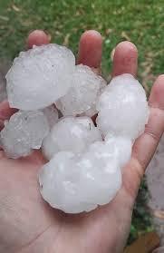 Granizo com pedras do tamanho de ovos atinge o Paraná e faz furos em telhados