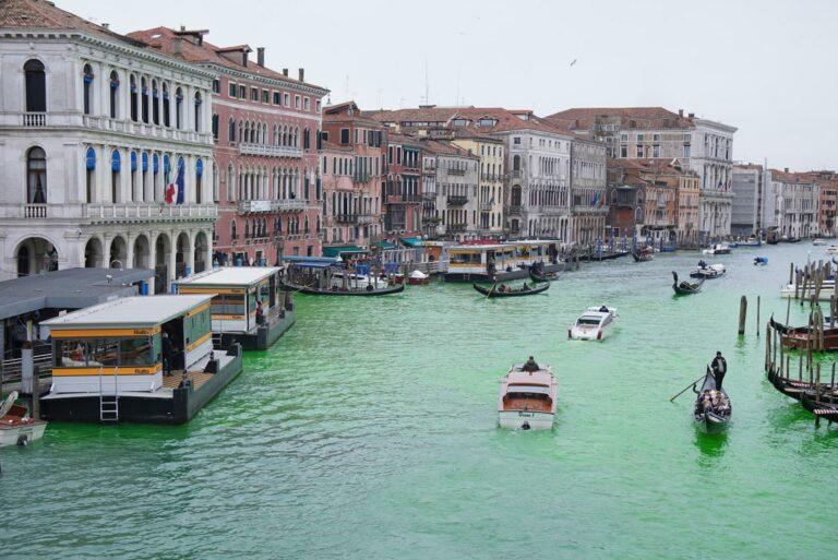 Greta é expulsa de Veneza após pintar canal de verde em protesto