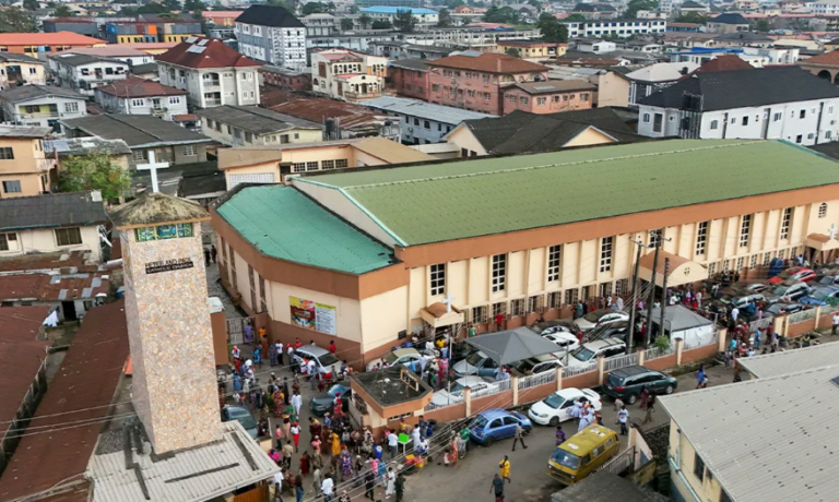 Homens armados sequestram 52 alunos de escola católica na Nigéria