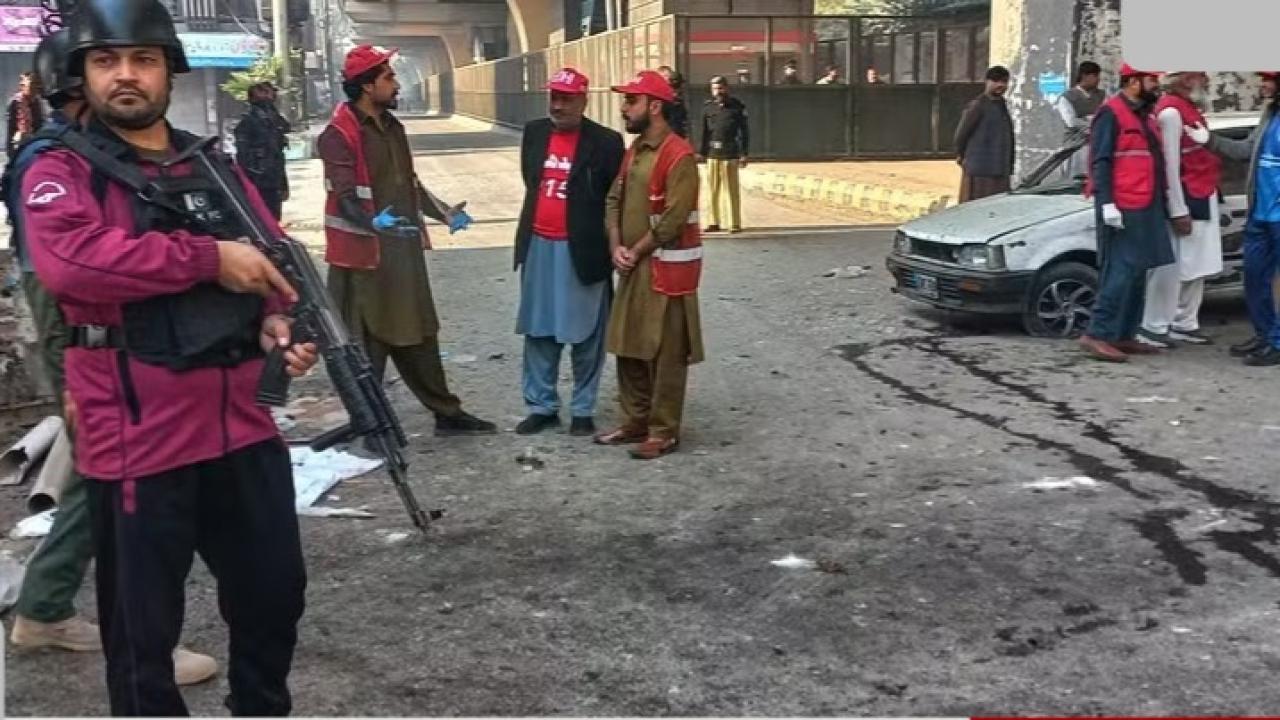 Homens-bomba atacam quartel da força paramilitar do Paquistão e deixa mortos