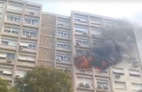 Incêndio atinge 5º andar de prédio residencial no Centro de Porto Alegre