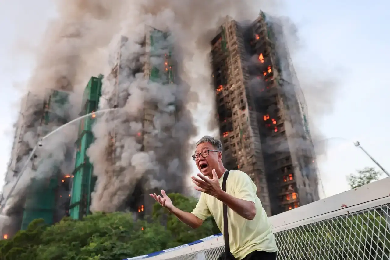 Incêndio de grandes proporções atinge condomínio de arranha-céus em Hong Kong ; VÍDEO
