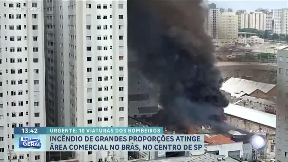 Incêndio de grandes proporções atinge galpão no Brás