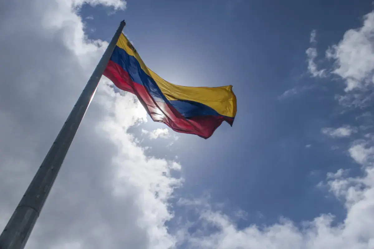 Incêndio de grandes proporções atinge refinaria de petróleo na Venezuela