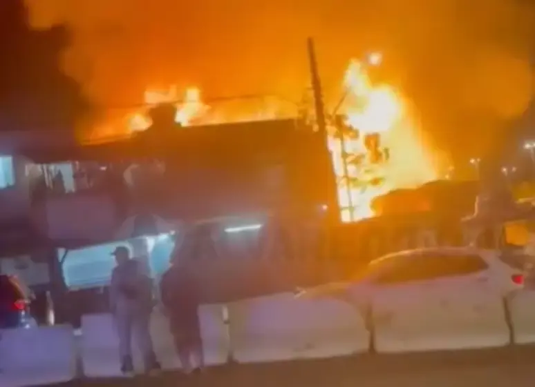 Incêndio destrói ao menos 20 casas em comunidade em SP; ninguém ficou ferido 